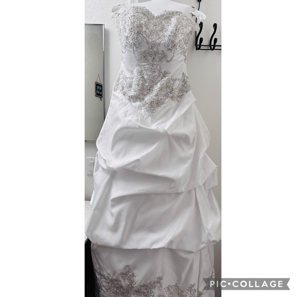 Strapless Sweetheart Neckline Elegant Wedding Dress with Intricate details.